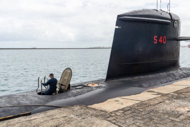 Salvador, Bahia, Brezilya - 08 Ekim 2023: Brezilya Donanması 'ndan Riachuelo S40 denizaltısının yan görüntüsü, Salvador, Bahia şehrinin deniz limanında durdu..