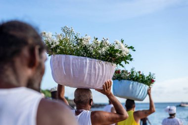 Salvador, Bahia, Brezilya - 30 Ocak 2022: Iemanja için hediyeler Salvador, Bahia kentindeki balıkçılar tarafından denize götürüldü.