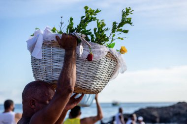 Salvador, Bahia, Brezilya - 30 Ocak 2022: Candomble üyeleri Salvador, Bahia 'da Iemanja' ya hediyeler taşırken görülüyor.