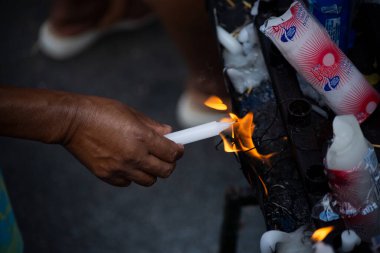 Salvador, Bahia, Brezilya - 13 Aralık 2023: Katolikler Salvador, Bahia 'daki Pilar Kilisesi' nde ayin sırasında Santa Luzia için mum yaktılar.