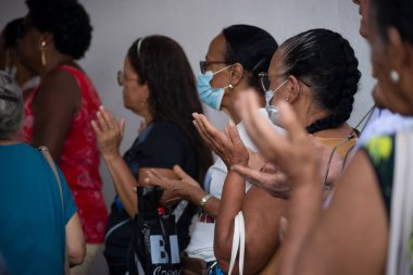 Salvador, Bahia, Brezilya - 13 Aralık 2023: Katolikler Salvador, Bahia 'daki Pilar Kilisesi' nde yapılan ayin sırasında Santa Luzia 'ya saygılarını sundular..