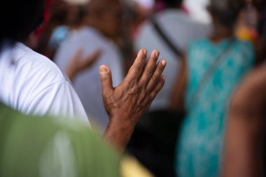 Salvador, Bahia, Brezilya - 13 Aralık 2023: Katolik inananlar, Salvador, Bahia 'daki Pilar Kilisesi' nde Santa Luzia 'ya dua ederken görülüyor..