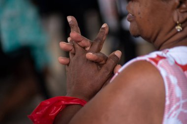 Salvador, Bahia, Brezilya - 13 Aralık 2023: Katolik inananlar, Salvador, Bahia 'daki Pilar Kilisesi' nde Santa Luzia 'ya dua ederken görülüyor..