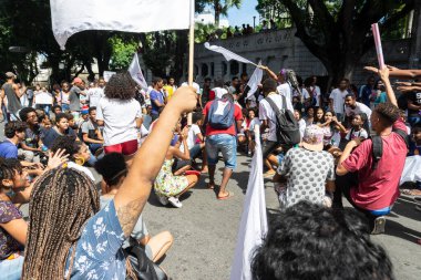 Salvador, Bahia, Brezilya - 30 Mayıs 2019: İnsanlar, Bahia 'nın Salvador kentinde Başkan Jair Bolsonaro' nun eğitimindeki para kesintilerini protesto ediyor.