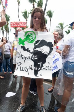 Salvador, Bahia, Brezilya - 08 Mart 2020: Kadınlar, Bahia 'nın Salvador kentinde düzenlenen Kadınlar Günü yürüyüşü sırasında protesto ederken görüldü.