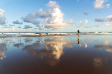 Salvador, Bahia, Brezilya - 26 Nisan 2019: Balıkçılar Bahia 'nın Salvador kentindeki Jaguaribe sahilinde balık tutarken görüldü.