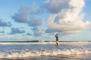 Salvador, Bahia, Brezilya - 26 Nisan 2019: Bahia 'nın Salvador kentindeki Jaguaribe sahilinde balıkçı.