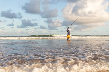 Salvador, Bahia, Brezilya - 26 Nisan 2019: Balıkçılar Bahia 'nın Salvador kentindeki Jaguaribe sahilinde balık tutarken görüldü.