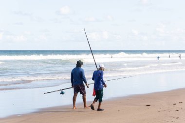Salvador, Bahia, Brezilya - 26 Nisan 2019: Balıkçılar Bahia 'nın Salvador kentindeki Jaguaribe sahilinde oltalarla görüldüler.