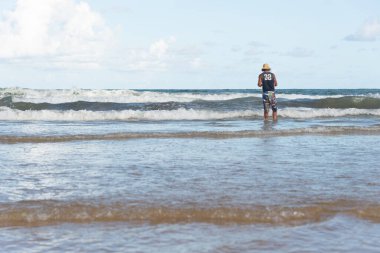 Salvador, Bahia, Brezilya - 26 Nisan 2019: Balıkçılar Salvador, Bahia kentindeki Jaguaribe sahilinde balık tutarken görüldü.