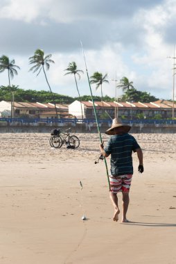 Salvador, Bahia, Brezilya - 26 Nisan 2019: Balıkçılar Bahia 'nın Salvador kentindeki Jaguaribe sahilinde balık tutarken görüldü.