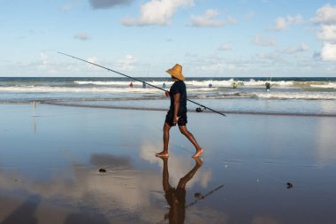 Salvador, Bahia, Brezilya - 26 Nisan 2019: Balıkçılar Bahia 'nın Salvador kentindeki Jaguaribe sahilinde balık tutarken görüldü.