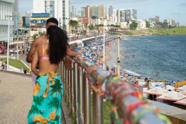 Salvador, Bahia, Brezilya - 05 Ocak 2022: İnsanlar Bahia 'nın Salvador kentindeki Faro da Barra plajında görüldü.