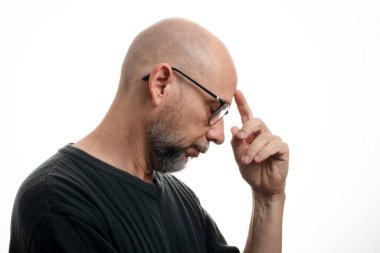 Beyaz, kel, reçeteli gözlüklü, düşünceli ve konsantre. Beyaz arkaplanda izole.