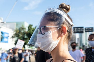 Salvador, Bahia, Brezilya - 07 Haziran 2020: protestocular Salvador, Bahia 'daki Covid-19 karantinası sırasında ırkçılığı, faşizmi, polis şiddetini ve Cumhurbaşkanı Jair Bolsonaro' yu protesto ettiler.