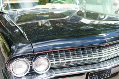 Salvador, Bahia, Brezilya - 1 Kasım 2014: 1961 model bir Ford 'un Salvador, Bahia' daki klasik araba sergisinin ön kısmı.