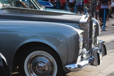 Salvador, Bahia, Brezilya - 1 Kasım 2014: 1965 Rolls Royce Super Cloud II 'nin ön kısmı Salvador, Bahia' da bir klasik araba sergisinde görüldü..