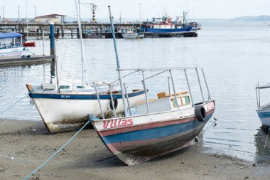 Salvador, Bahia, Brezilya - 18 Ocak 2015: Bahia 'nın Salvador kentindeki Ribeira limanında demirlemiş teknelerin görüntüsü.