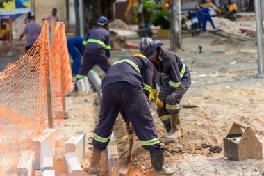 Salvador, Bahia, Brezilya - 05 Ocak 2024: Bahia 'nın Salvador kentinde Conceicao da Praia caddesini yeniden inşa eden inşaat işçileri görülüyor.