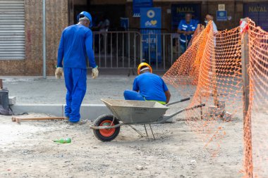 Salvador, Bahia, Brezilya - 05 Ocak 2024: İşçiler, Bahia 'nın Salvador kentindeki ticari bölgede Conceicao da Praia caddesinde yeniden inşa çalışmaları sırasında görüldü..