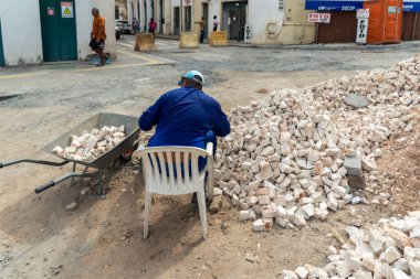Salvador, Bahia, Brezilya - 05 Ocak 2024: İşçiler, Bahia 'nın Salvador kentindeki ticari bölgede Conceicao da Praia caddesinde yeniden inşa çalışmaları sırasında görüldü..