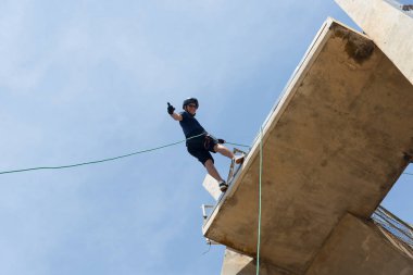 Rappelist çok yüksekten iniyor. Sağlıklı ve tehlikeli bir spor. Yaşam biçimi.