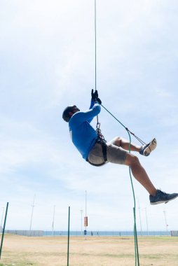 Rappelist ipe asılıp numaralar yapıyor. Sağlıklı ve tehlikeli bir spor. Yaşam biçimi.