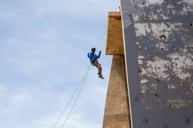Rappelist çok yüksekten iniyor. Sağlıklı ve tehlikeli bir spor. Yaşam biçimi.
