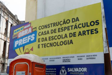 Salvador, Bahia, Brezilya - 05 Ocak 2024: Eğlence merkezinin ve sanat ve teknoloji okulunun inşası hakkında bilgilendirme kurulu 