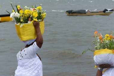 Santo Amaro, Bahia, Brezilya - 17 Mayıs 2015: Candomble üyeleri Bahia 'nın Santo Amaro kentindeki Itapema plajında iemanja' ya hediyeler götürüyorlar.