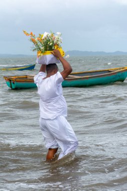 Santo Amaro, Bahia, Brezilya - 17 Mayıs 2015: Candomble üyeleri Bahia 'nın Santo Amaro kentindeki Itapema plajında iemanja' ya hediyeler götürüyorlar.