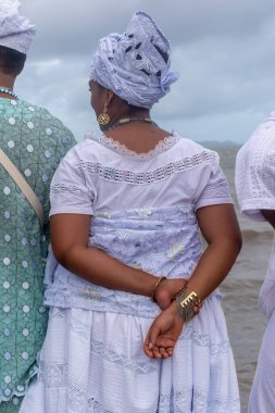 Santo Amaro, Bahia, Brezilya - 17 Mayıs 2015: Candomble üyeleri denize ve Bahia 'nın Santo Amaro kentindeki Itapema plajında Mercado kutlamaları yapan Bembe' ye bakarken görüldü.
