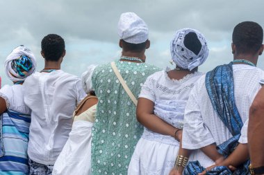 Santo Amaro, Bahia, Brezilya - 17 Mayıs 2015: Candomble üyeleri denize ve Bahia 'nın Santo Amaro kentindeki Itapema plajında Mercado kutlamaları yapan Bembe' ye bakarken görüldü.