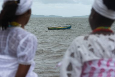Santo Amaro, Bahia, Brezilya - 17 Mayıs 2015: Candomble üyeleri denize ve Bahia 'nın Santo Amaro kentindeki Itapema plajında Mercado kutlamaları yapan Bembe' ye bakarken görüldü.