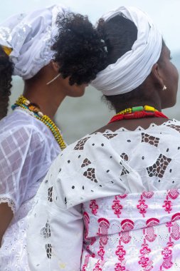 Santo Amaro, Bahia, Brezilya - 17 Mayıs 2015: Candomble üyeleri denize ve Bahia 'nın Santo Amaro kentindeki Itapema plajında Mercado kutlamaları yapan Bembe' ye bakarken görüldü.