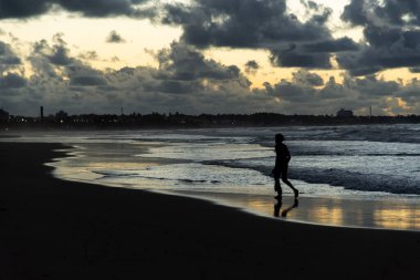 Salvador, Bahia, Brezilya - 27 Nisan 2019: Balıkçı şafak vakti Bahia 'nın Salvador kentindeki Jaguaribe plajında balık ağıyla görüldü.