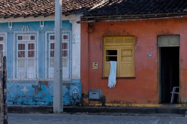 Aratuipe, Bahia, Brezilya - 30 Mayıs 2015: Bahia 'nın Aratuipe ilçesinin Maragogipinho ilçesinde eski bir evin cephesi.