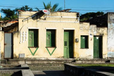 Aratuipe, Bahia, Brezilya - 30 Mayıs 2015: Bahia 'nın Aratuipe ilçesinin Maragogipinho ilçesinde eski bir evin cephesi.