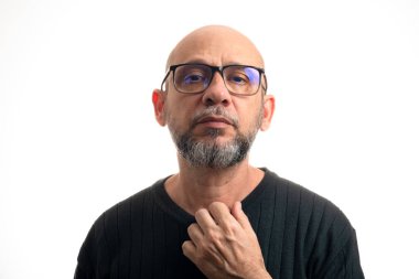 Beyaz, kel, reçeteli gözlüklü, beyaz arka planda kameraya bakan..
