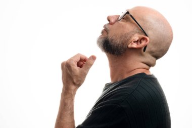 Beyaz, kel, reçeteli gözlüklü, düşünceli ve konsantre. Beyaz arkaplanda izole.