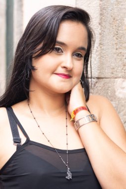 Siyah saçlı güzel bir kadının yarı kapalı portresi yan tarafa bakıyor. Seyahat eden kişi.