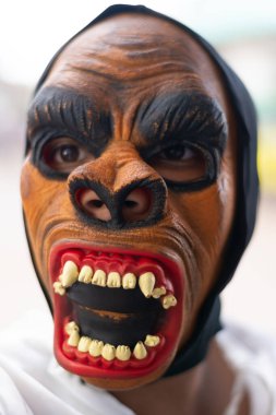 Santo Amaro, Bahia, Brezilya - 19 Temmuz 2015: Bahia 'nın Santo Amaro kentindeki Acupe bölgesinde kimliği belirsiz kişi korku maskesi takıyor.