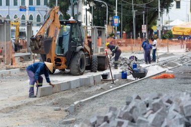 Salvador, Bahia, Brezilya - 05 Ocak 2024: İşçiler, Bahia 'nın Salvador kentindeki ticari bölgede Conceicao da Praia caddesinde yeniden inşa çalışmaları sırasında görüldü..