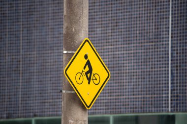 Salvador, Bahia, Brezilya - 05 Ocak 2024: Bahia 'nın Salvador kentindeki Comercio mahallesindeki bir caddenin adını gösteren sarı tabela.