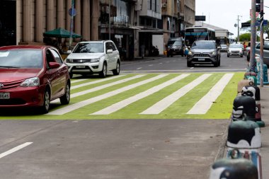 Salvador, Bahia, Brezilya - 05 Ocak 2024: Evsiz adam Salvador, Bahia 'daki Comercio mahallesindeki ahşap bir bankta uyuyor.