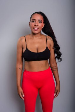 Güzel esmer kadın, spor kıyafetleri içinde, fiziksel egzersiz yapmaya hazır. Sağlıklı bir hayat. Vücut hareket halinde.