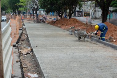 Salvador, Bahia, Brezilya - 25 Ocak 2024: Salvador, Bahia 'daki BRT hareketlilik çalışmasında inşaat işçileri görülüyor.