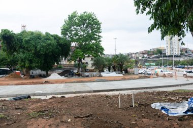 Salvador, Bahia, Brezilya - 25 Ocak 2024: Salvador, Bahia 'daki BRT hareketlilik çalışmasında inşaat işçileri görülüyor.