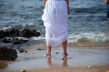 Salvador, Bahia, Brezilya - 02 Şubat 2024: Rio Vermelho sahilinin kıyısında Bahia 'nın Salvador kentindeki Iemanja' ya saygılarını sunmak için bir Candomble üyesi görüldü..