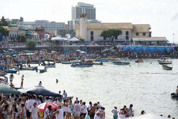 Salvador, Bahia, Brezilya - 2 Şubat 2024: Salvador, Bahia 'daki Rio Vermelho plajında Iemanja onuruna düzenlenen kutlamalarda kalabalık görülüyor.